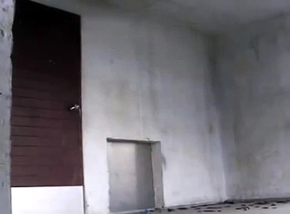 Ces soldats lancent une grenade.. avant d'ouvrir la porte !