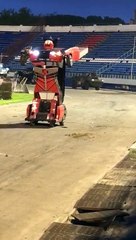 Cette voiture est un vrai TRANSFORMER qui tire avec une mitrailleuse !