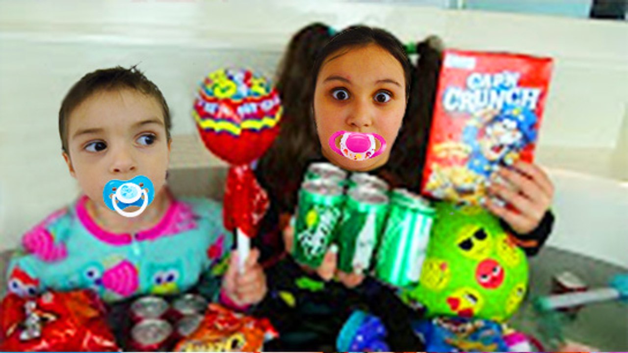 Bad babies make icecream with color candy food fight Mauvais, les bébés font de la crème glacée avec des couleurs de bon