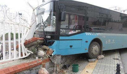 Ümraniye'de faciadan dönüldü... Park halindeki otobüs kayarak okul duvarına çarptı