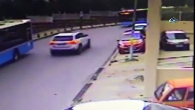 Otobüs Okul Duvarına Çarptı, Facianın Eşiğinden Dönüldü