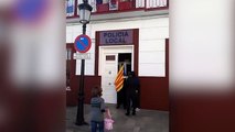 Un falso Puigdemont se entrega en una comisaría de policía