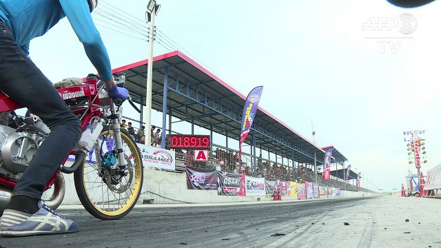 Courses de vitesse à moto près de Bangkok