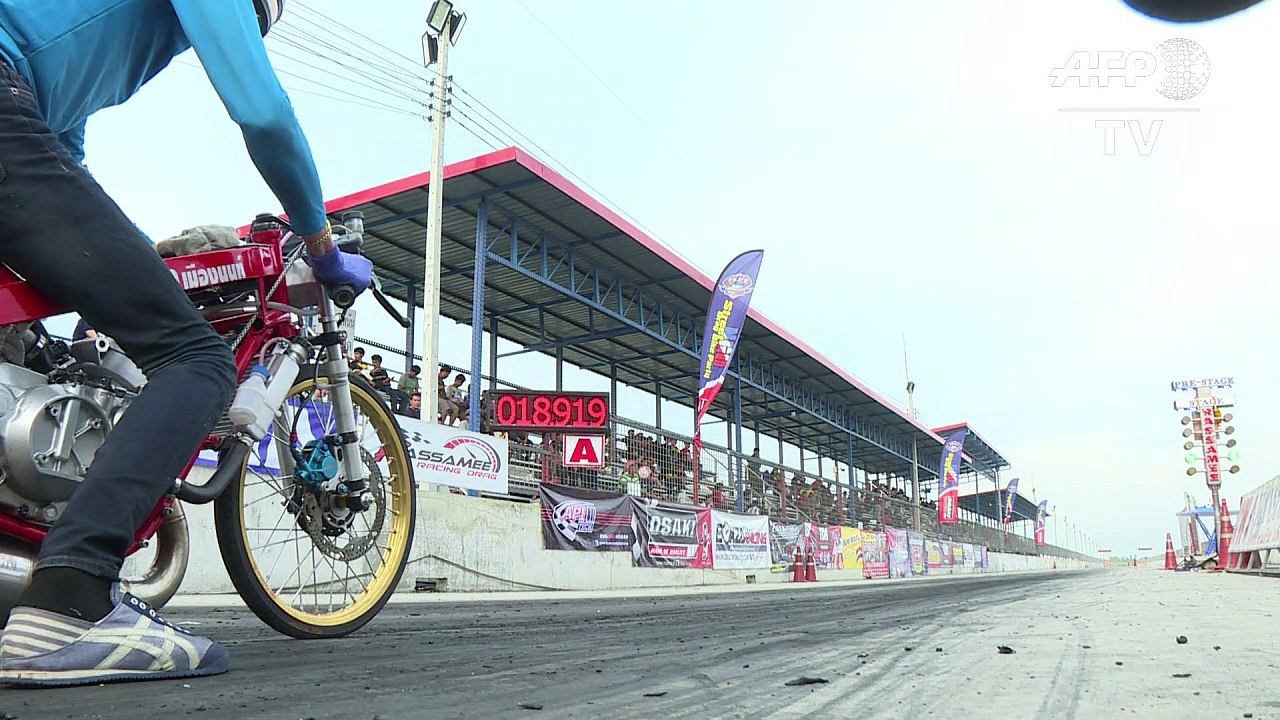 Courses de vitesse à moto près de Bangkok