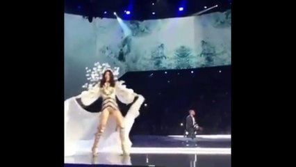 Pas de chance : Une mannequin chute sur le podium en plein défilé pour Victoria's Secret