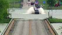 Ce conducteur tient absolument à traverser cette route inondée... Mauvaise idée