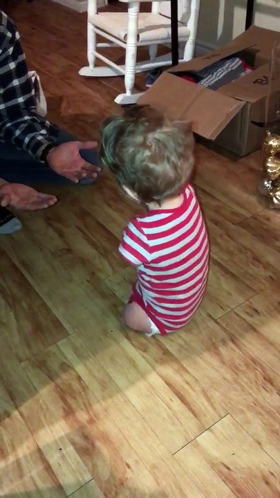 Ce bébé sans bras ni jambe marche pour la premiere fois... Emouvant