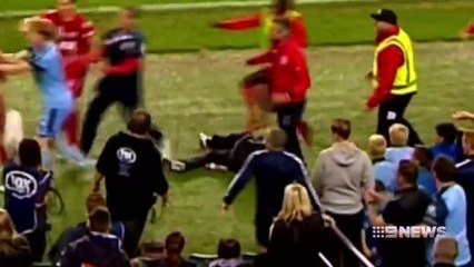 Frustré de perdre, un joueur australien plaque un ramasseur de balle