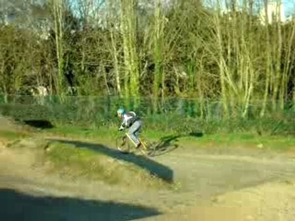 enchénemen de sauts en VTT sur une piste de BMX