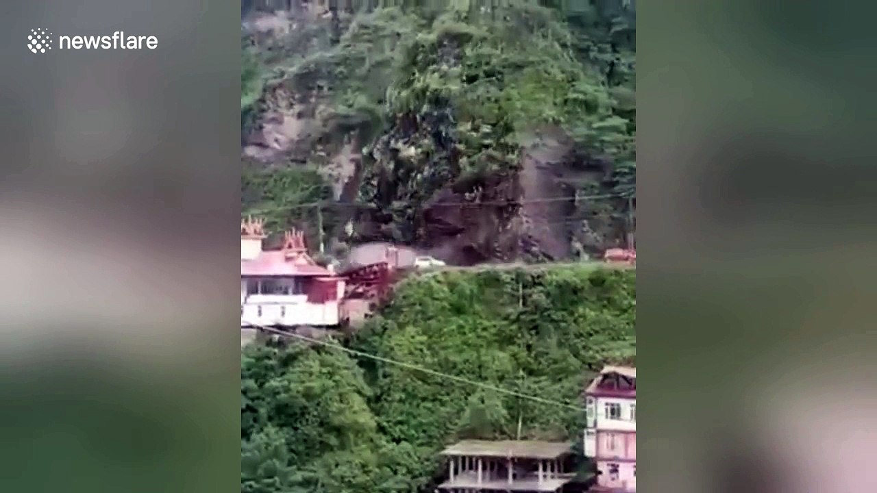 Massive landslide buries houses on India highway