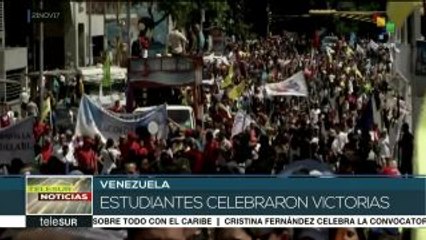 Jóvenes venezolanos celebran el Día del Estudiante Universitario