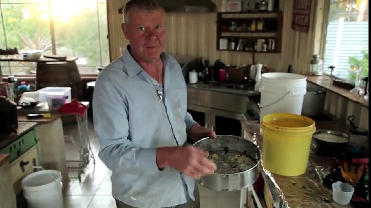 Extracting Honey from extra Honeycomb found on the lid of the hives - Episode 6: Viking Honey