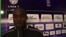 Stéphane Biakolo l'attaquant du FC Martigues dans les vestiaires de Parsemain