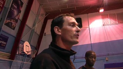 L'entraîneur Martégal Serge Laurain parle à ses joueurs avant l'entraînement ce soir