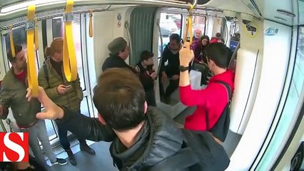 Tramvay yolcuları, farkındalık deneyinde çocuklara sahip çıktı