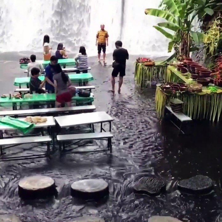 Dans ce restaurant les clients ont les pieds dans l'eau, face à une chute d'eau magnifique