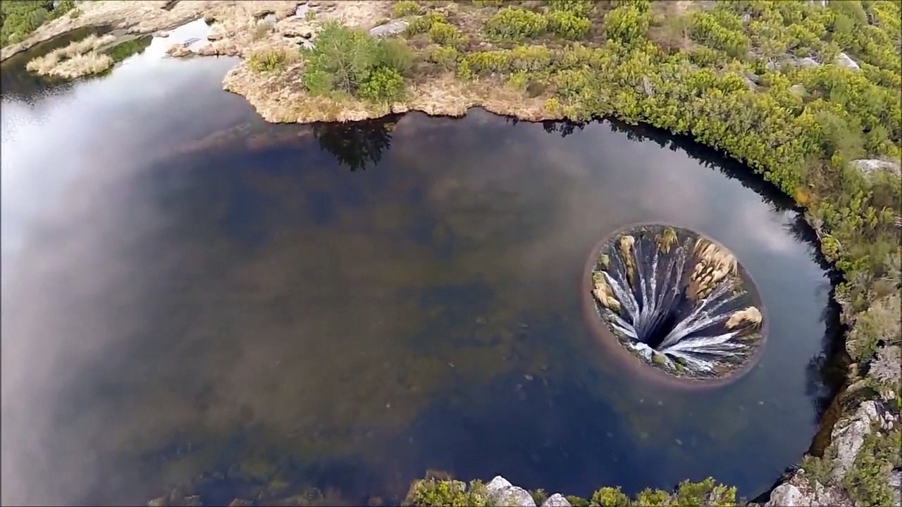 Ce lac se vide par un trou au milieu de l'eau - Vue aérienne du Covão dos Conchos au portugal