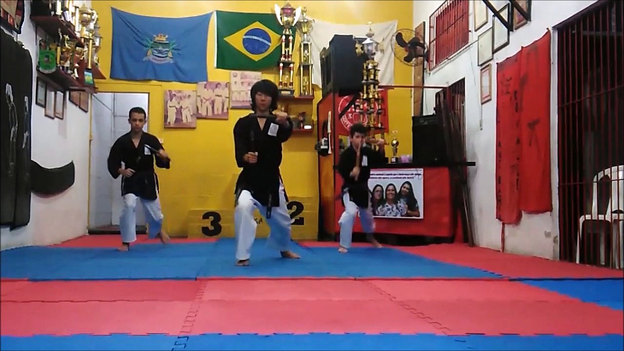 Primeiro  Kata - Kobudo - Maezato No Nunchaku - Academia KIKA DOJO - Mongagua - Kobudo