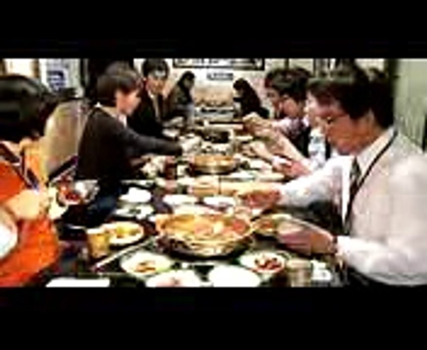 채식주의자 신입, 동료들과 첫 점심시간(배우 최규환) - 영화 '날아라펭귄'