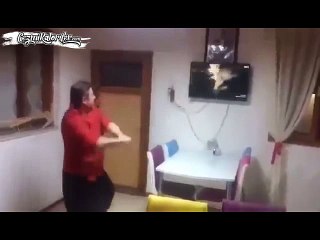Diriliş Ertuğrul İzlerken Memleketi Adana'nın da Verdiği Yetkiye Dayanarak Coştukça Coşan Adam