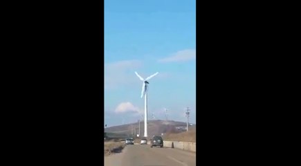 Une éolienne tourne beaucoup trop vite et explose.