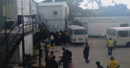 Tải video: Authorities Moving Manus Island Refugees Onto Buses, Refugees Say