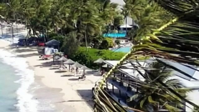 Cyclone Debbie smashes into Queensland coast-akIOcRQSYO0