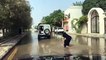 سعودی عرب کے شہر جدہ میں برقع پوش خاتون کی بارش کے پانی پر سرفنگ کرنے کی ویڈیو۔ ویڈیو: محمد ارسلان۔ سعودی عرب