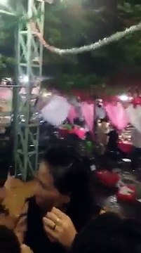 Cơn mưa lớn khiến hàng trăm người đang ăn cỗ cưới phải chạy tán loạn ở Thành phố Hồ Chí Minh