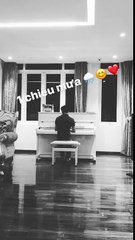 Đàm Thu Trang khoe clip Cường Đôla đánh đàn piano ngày mưa.