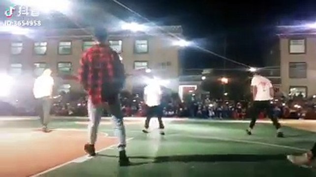 Đồng loạt nam sinh viên Học viện Hí kịch nhảy Tik tok khiến cư dân mạng phát cuồng