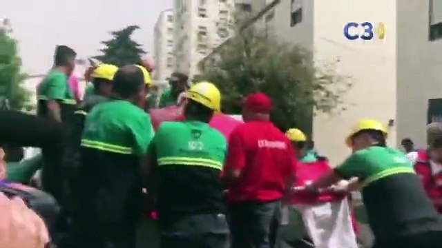 Các bác sĩ phải phá tường mới có thể đưa người phụ nữ 500kg ra ngoài