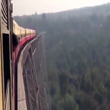 Les passagers de ce train ont interet à avoir le coeur accroché... Pont vertigineux