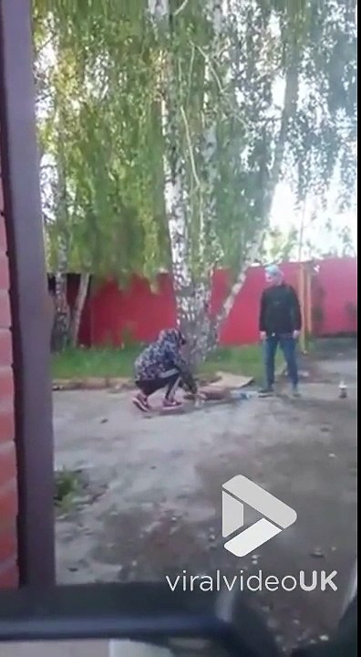 Ces tarés balance une bouteille d'essence en feu dans une bouche d'égout et le résultat est catastrophique