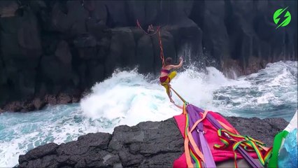 Elle se fait ravager par une vague alors qu'elle marche sur une slackline