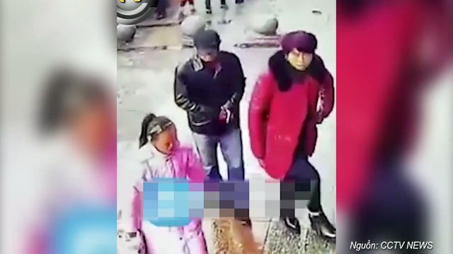 Nhét điện thoại sâu trong túi áo, siêu trộm vẫn dùng kìm móc mất chỉ trong 2 giây khiến người xem bị sốc