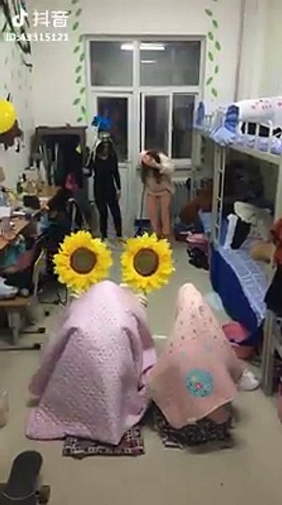 Nữ sinh hóa trang plant vs zombie trong ký túc xá