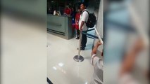 Nữ nhân viên xé bỏ chiếc vé máy bay của nam hành khách