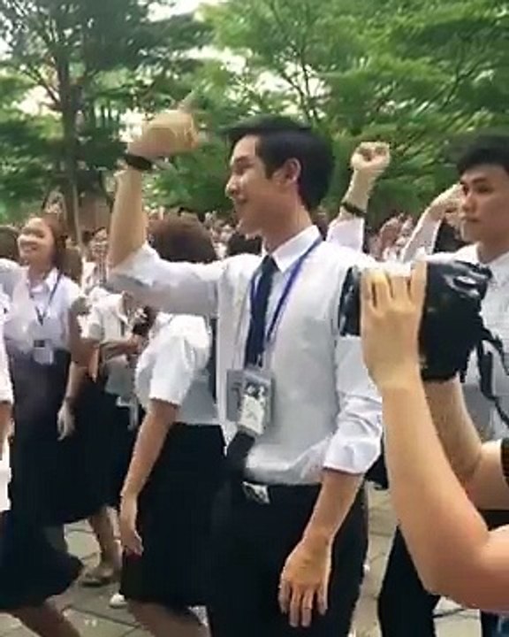 Soái ca mặc sơ mi trắng quẩy tung nóc ngay tại sân trường khiến chị em chao đảo vì quá đẹp trai