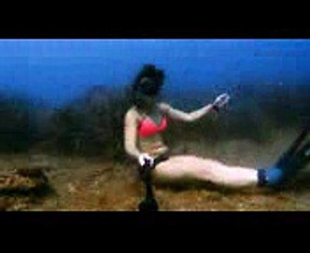 UNDERWATER CHALLENGE BREATHHOLDING GIRL on ocean bottom freediving #GoogleThisHashtag (2)