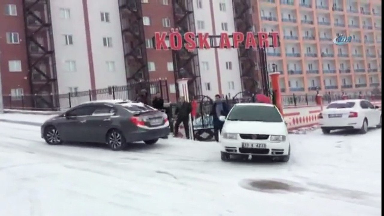 Yollar Buz Pistine Döndü