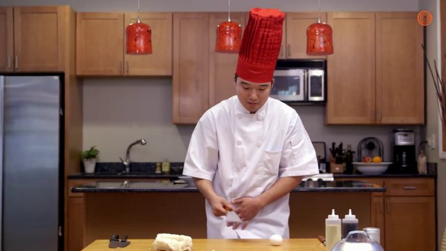 Ce chef japonais cuisine sur une table en bois... impossible pour lui !
