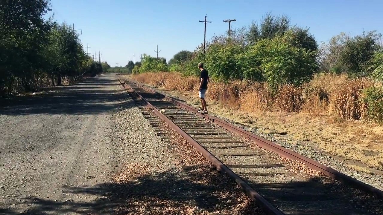 Ce skateboard électrique peut rouler sur des rails de trains !