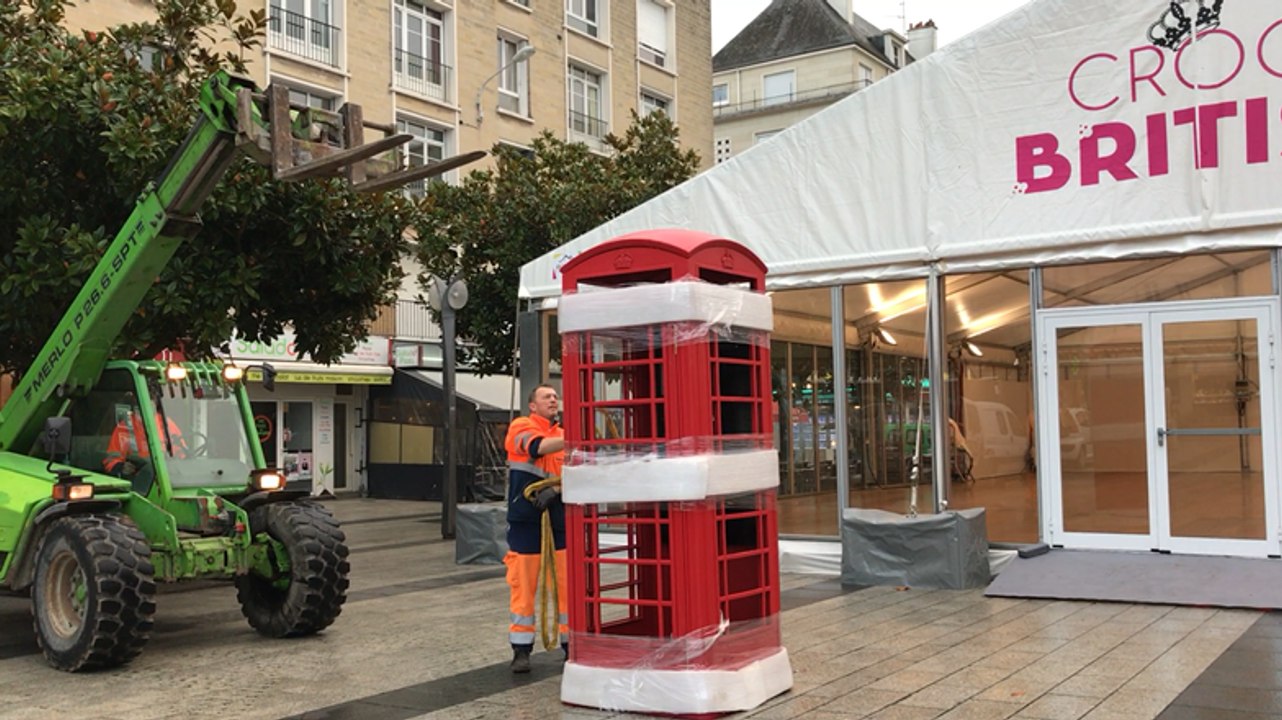 La cabine téléphonique rénovée de la rue Bellivet installée sur la place du théâtre