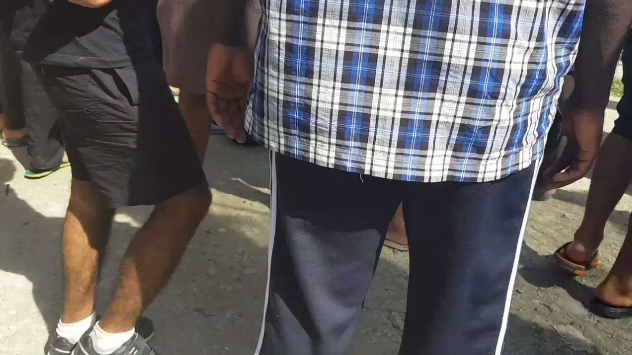 Two Refugees Collapse as Police 'Forcibly Remove' Men From Manus Island