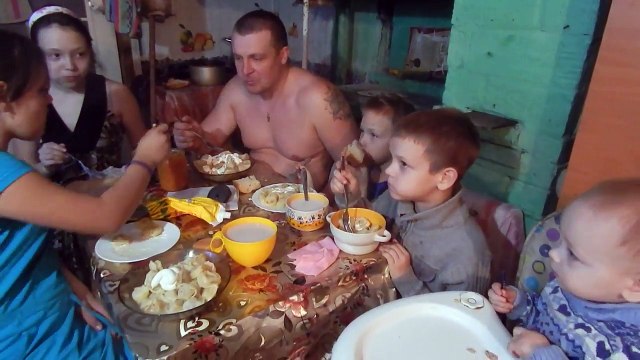 Все за столом\\Вася чистит снег\\Петюня очень серьёзный\\