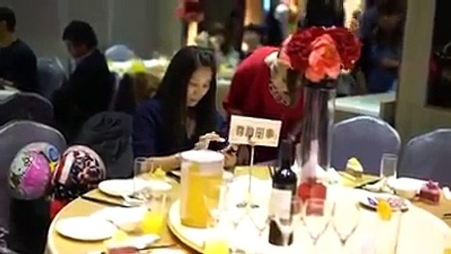 Cô gái ăn chùa trong tiệc cưới rồi đập phá đồ khi bị phát hiện