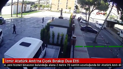 İzmir Atatürk Anıtı'na Çiçek Bırakıp Dua Etti