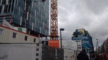 Un homme sur une grue rue de la Loi à Bruxelles (1)