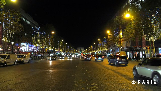 Lily-Rose Depp illumine les Champs-Elysées